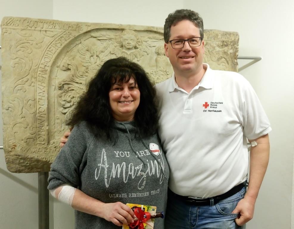 Schriftführer Christian Appun bedankt sich bei Elena Berciu (v.l.), Foto: K. Hartung